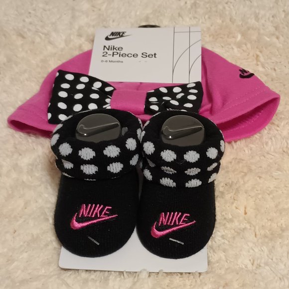 NWT ~ Nike Baby Girl's Polka-Dot Bow Hat & Bootie Socks 2 Piece Set (0-6 months) - Picture 2 of 4
